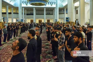 عزاداری شب چهارم محرم در حرم حضرت شاهچراغ(ع) شیراز با حضور عاشقان و دلدادگان اباعبدالله الحسین(ع) برگزار شد.