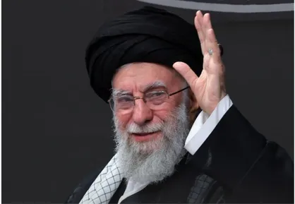 لحظاتی منتشر نشده از دیدار&zwnj;های صمیمانه خانواده&zwnj;های معظم شهدا با رهبر شهید انقلاب + فیلم