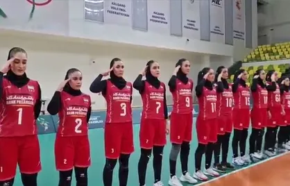 سلام نظامی دختران ملی&zwnj;پوش والیبال ایران پیش از آغاز بازی مقابل قرقیزستان