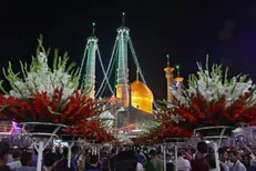 طلوع خورشید ولایت هشتم در ایران و دهه کرامت / «دختران خورشید» با گل به استقبال حرم امام رضا (ع) و حضرت معصومه (س) رفتند
