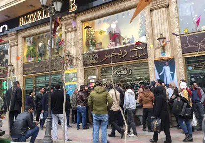 ازدحام مقابل صرافی&zwnj;های بانکی برای دلار ۴۲۰۰ تومانی