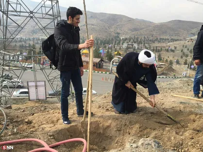 پارک خورشید مشهد به همراه خانواده شهدا مدافع حرم درختکاری شد