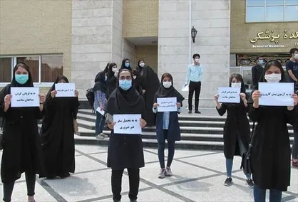 دانشجویان پزشکی شعار &laquo;نه به آزمون&zwnj;های مرگ&raquo; سر دادند / جوانان را بازیچه سیاست&zwnj;های غلط خود نکنید