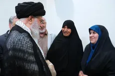 نویسنده و راوی کتاب «فرنگیس» با رهبر معظم انقلاب دیدار کردند