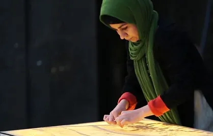 نقاشی با شن فاطمه عبادی در مراسم عید بیعت