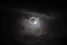 امشب ماه می‌گیرد