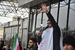 تجمع دانشجویان کرمانشاهی در فرودگاه شهید اشرفی