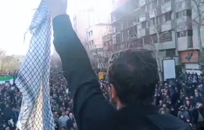 هادی قاسمی؛ مسئول سازمان بسیج دانشجویی کشور: چفیه دور گردن آقا معنی داشت؛ الآن وقتشه که چفیه رو از گردنتون باز کنید به کمرتون ببندید...