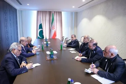 نخست&zwnj;وزیر پاکستان با پزشکیان دیدار کرد
