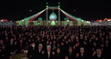 رجز ایمان و مقاومت؛ فریاد «حریفت منم» دانش‌آموزان معتکف علیه ترامپ در جمکران+فیلم