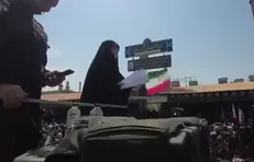 رجزخوانی همسر دهه هشتادی شهید علی علیرضایی: در رگ‌هایمان خون حماسه و غیرت می‌جوشد؛ نه سست می‌شویم و نه تن به ذلت می‌دهیم/والله قسم که تا آخرین قطره خون پای امام خامنه‌ای عزیز ایستاده‌ایم