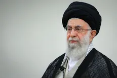 رهبر انقلاب: دل هر کسی از داغدار شدن خانواده‌ها بر اثر کرونا آتش می‌گیرد / مردم سه ماه به خود سختی بدهند تا موج فروکش کند / مساجد مرکز کمک و همیاری به مردم شوند