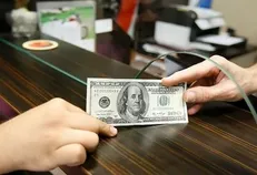 دلار ارزان می‌شود یا گران؟ / اختلاف ۲۵ میلیارد دلاری منابع و مصارف ارزی/ قوه ‌قضاییه برای حفظ ارزش پول‌ ملی ورود کند
