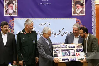 اهدای عکس توسط دکتر نیک روش به دکتر غلامی در مراسم تجلیل از خادمین اربعین حسینی ، کنگره ملی شهدای دانشجو و راهیان نور دانشجویی