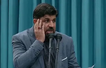 لحظاتی از شعرخوانی مجتبی رمضانی با لهجه کرمانی در دیدار جمعی از خانواده&zwnj;های شهدای مدافع حرم و مقاومت با رهبر انقلاب
