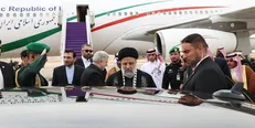 رئیس جمهور با چفیه طرح فلسطینی وارد فرودگاه ریاض شد / استقبال امیر ریاض از رئیسی + فیلم