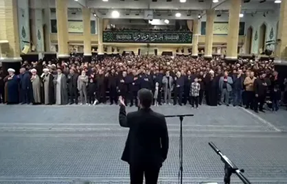 لحظاتی از نوحه&zwnj;خوانی میثم مطیعی در دومین شب مراسم عزاداری ایام فاطمیه&zwnj; در حسینیه امام خمینی(ره)