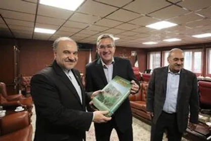 سود انحلال استقلال و پرسپولیس از وضعیت کنونی بیشتر است/ چرا کسی یقه این وزیر پرخطا را نمی&zwnj;گیرد؟!
