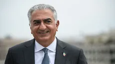 وقتی رضا پهلوی وقاحت را از حد می‌گذراند؛ دعوت مردم به جنگ و اغتشاش و سخنرانی پشت شیشه ضد گلوله! + فیلم