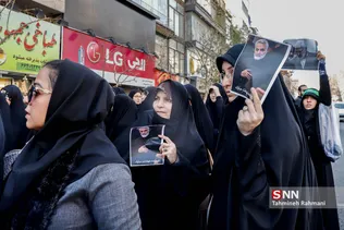 حرکت دانشجویان به سمت بیت رهبری برای عرض تسلیت 