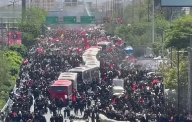 اتوبان شهید سلیمانی همچنان مملو از جمعیت عزادار که برای اقامه نماز بر پیکر رهبر شهید به مصلی امام خمینی آمدند