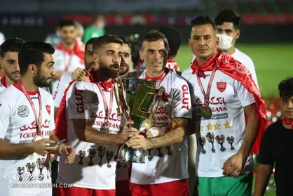 ازدحام هواداران در جشن قهرمانی پرسپولیس/ اتوبوس سرخ&zwnj;ها متوقف شد!