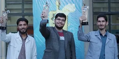 تندیس دانشجویان فداکار به نماینده گروه جهادی دانشگاه یزد اهدا شد