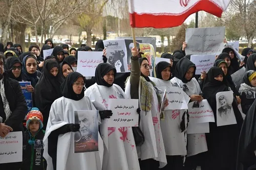 تجمع دانشجویان کرمانشاهی در فرودگاه شهید اشرفی