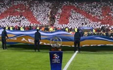 بازیکنان کاشیما آنتلرز جام قهرمانی را بالای سر بردند