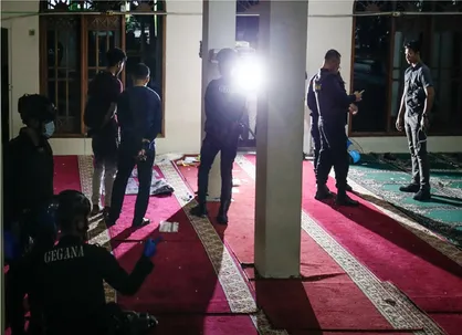 کشف پودر مشکوک به مواد منفجره پس از انفجار خونین مسجد در جاکارتا