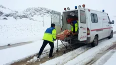 نجات ۱۰۸ خانم باردار گرفتار در برف و کولاک توسط اورژانس