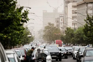 باد شدید تهران را فرا می‌گیرد