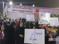 استقبال پرشور دانشجویان از زائر حاج قاسم در مهرآباد/ پیکر دانشجوی شهیده حادثه کرمان در تهران تشییع می‌شود +تصاویر
