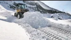 ریزش بهمن در محور روستایی دروان و پاکسازی مسیر توسط راهداران کرج