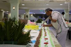 به مناسبت میلاد امام زمان (عج) پخت کیک ۵۰۰ متری در حرم رضوی