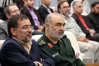 سردار حسین سلامی جانشین فرماندهی کل سپاه پاسداران و سردار علی محمد نائینی رئیس مرکز اسناد و تحقیقات دفاع مقدس