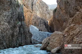 غار یخی چما در مجاورت روستای شیخ علیخان در فاصله 25 کیلومتری چلگرد از توابع بخش مرکزی شهرستان کوهرنگ استان چهارمحال و بختیاری قرار دارد هر ساله مردمان بسیاری از آنجا دیدن میکنند. آب های ذوب شده از زردکوه بختیاری به سرچشمه ها و رودها سرازیر می شوند که یکی از مهمترین آن رود کارون است