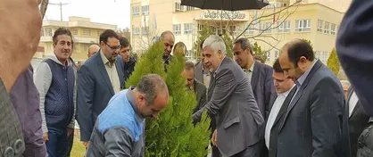 فرهاد رهبر یک اصله نهال در دانشگاه آزاد اسلامی واحد تبریز غرس کرد