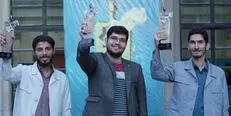 تندیس دانشجویان فداکار به نماینده گروه جهادی دانشگاه یزد اهدا شد