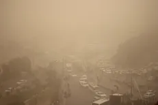 غلظت گرد و غبار در مهران به ۲۸ برابر حد مجاز رسید/ مدارس ایوان و مهران تعطیل شد