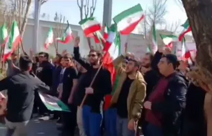 لحظه شروع درگیری توسط دانشجونما&zwnj;ها و حمله به دسته عزاداری دانشجویان به مناسبت اربعین جانباختگان حوادث دی ماه