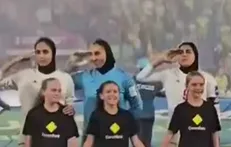 سلام نظامی اعضای تیم ملی فوتبال زنان ایران قبل از بازی با استرالیا در جام ملت‌ها