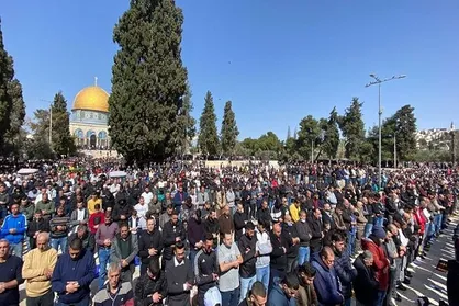 مشارکت ده&zwnj;ها هزار فلسطینی در نماز جمعه مسجدالاقصی