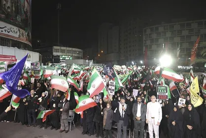 پرواز پهپاد&zwnj;ها در میدان ولیعصر (عج)؛ شبی متفاوت با روایتگری و حضور فعالان هوافضا