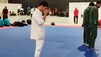 نماز شکر امیرمحمد حاتمیان پس از کسب مدال طلای MMA بازی&zwnj;های آسیایی جوانان