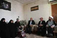 وزیر تعاون در منزل روحانی شهید 