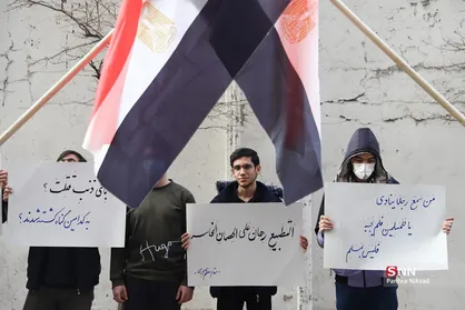 تجمع مردمی و دانشجویی در مقابل دفتر حافظ منافع مصر