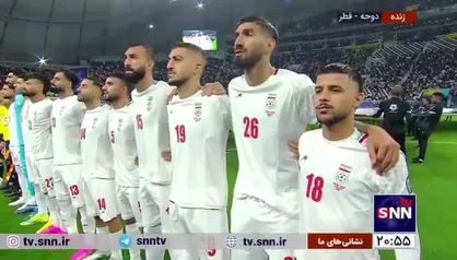 همخوانی سرود جمهوری اسلامی ایران توسط هواداران و بازیکنان تیم در ورزشگاه خلیفه