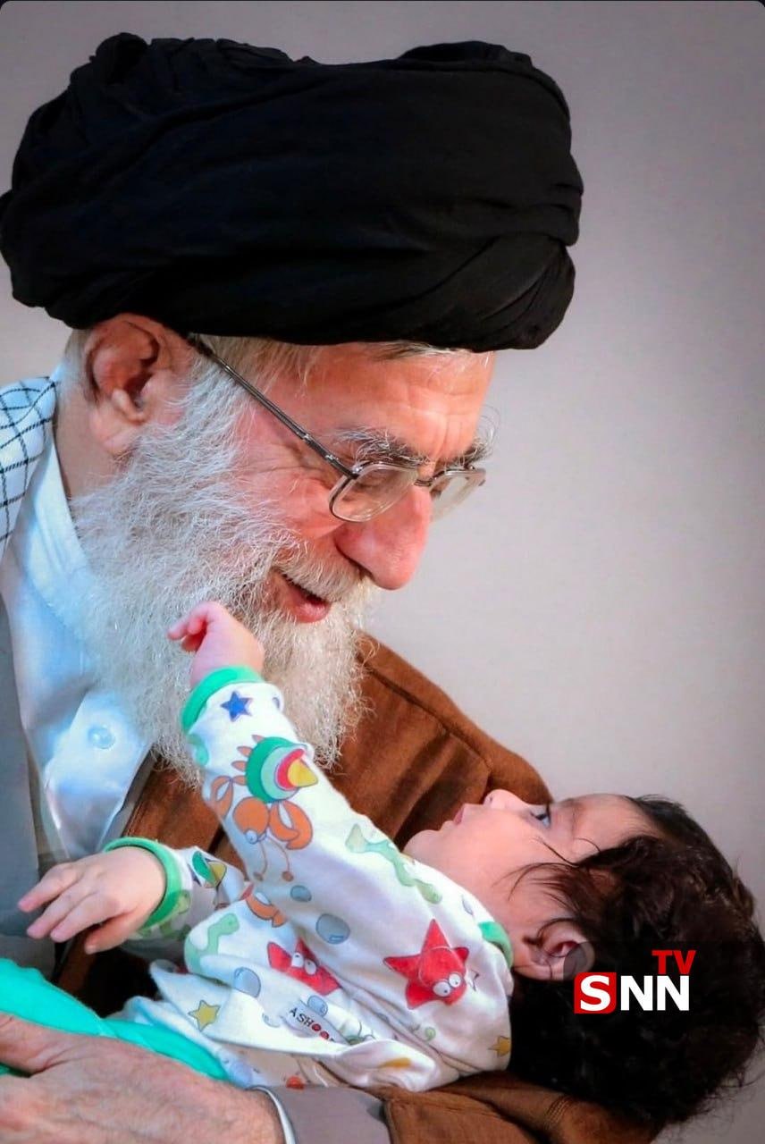 تصویری کمتردیده‌شده از رهبر شهید انقلاب در دیدار با خانواده شهید همدانی +عکس