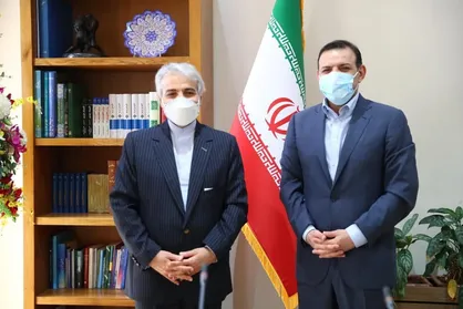 عزیزی خادم بازهم عکس یادگاری گرفت/ این بار در دفتر محمدباقر نوبخت!